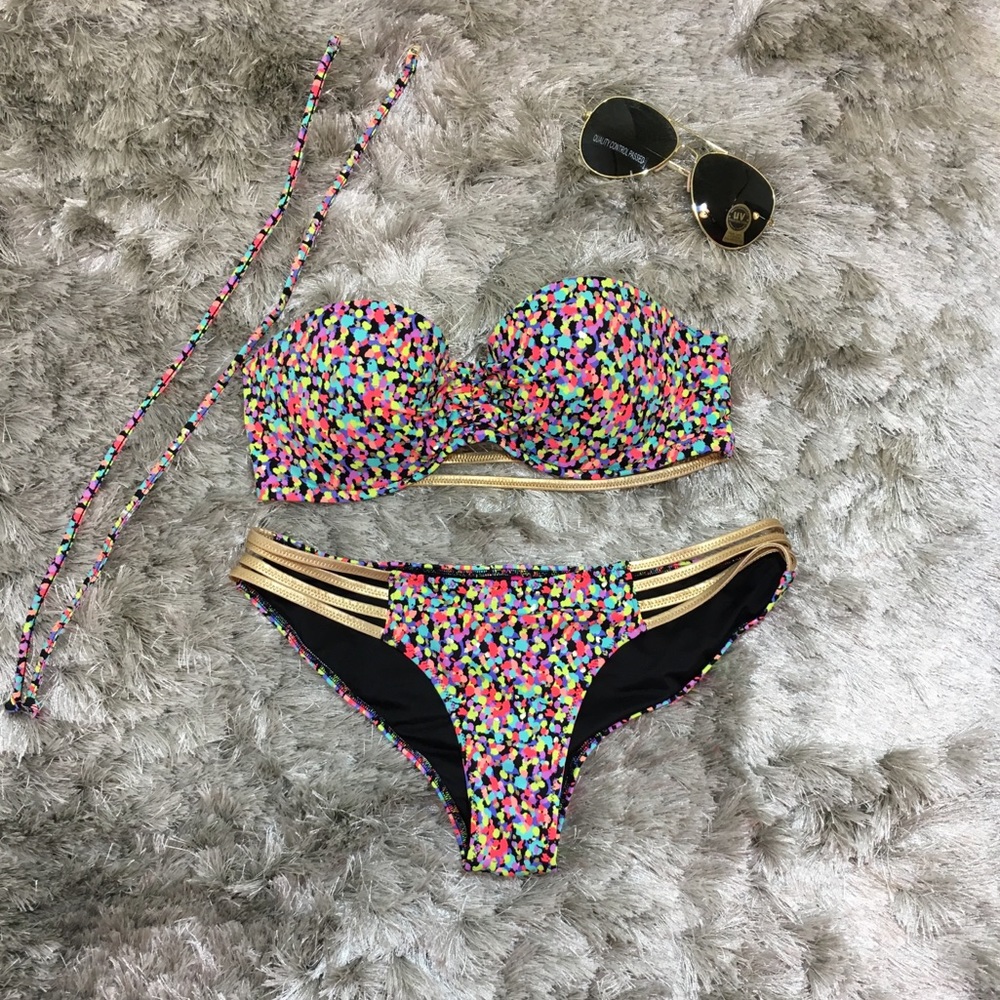 Victoria Secret bikini and a pair of sun glasses - Picture 3 of 6